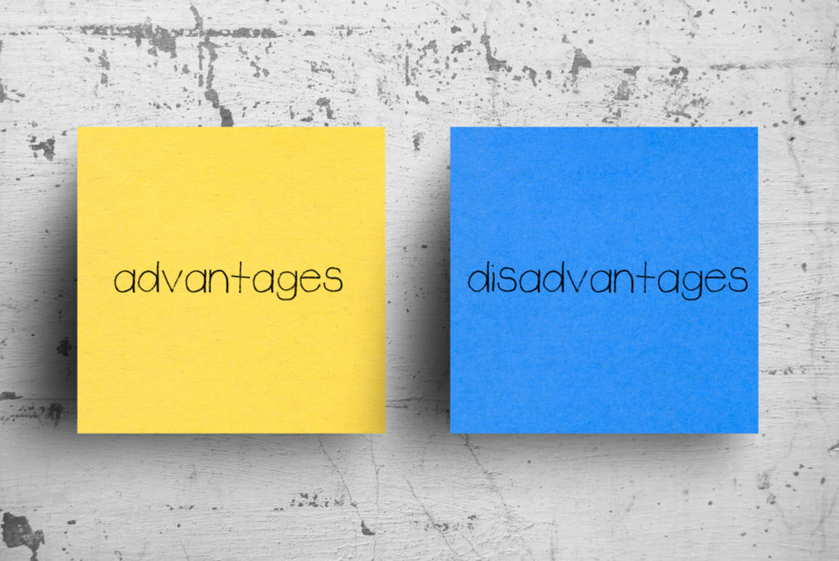 Post-it notes that are labeled advantages and disadvantages.